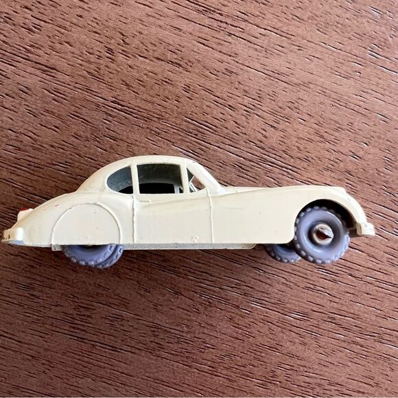 VINTAGE LESNEY MATCHBOX
1957 #32 JAGUAR XK140 - OFF WHITE - GREY WHEELS VERSION - Picture 1 of 11